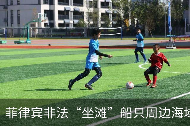 菲律宾非法“坐滩”船只周边海域出现大量垃圾 中国海警组织打捞